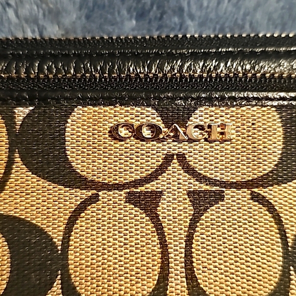 Coach Designer Signature C Style Wallet/Wristlet, Dual Compartments, Zip Closure - Picture 2 of 8